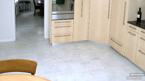 In der Küche, wo man lange am selben Ort steht, bietet Kork einen Vorteil mit seiner rückenschonenden Eigenschaft.