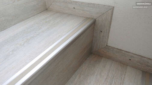 Bei der Treppentrittgestaltung lassen sich mit Laminat einfach sichere Kanten einbauen.