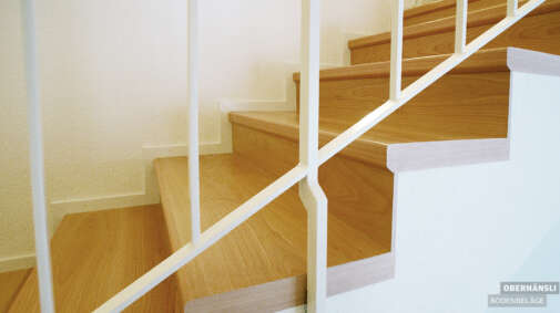 Die Seitenansicht einer Treppe kann auch mit Laminat individuell gestaltet werden.