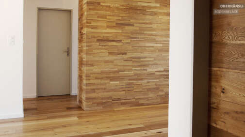 Wandverkleidungen aus Holz oder Stein sind attraktive Gestaltungselemente eines Raums.