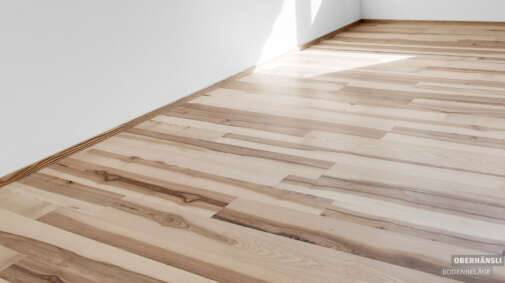 Ein massiver Eschenboden aus regionalem Holz ist nachhaltig und ein Hingucker.