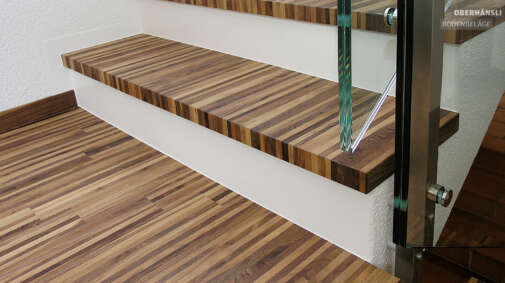 Auch eine andere Ausrichtung der Holzstruktur auf dem Treppentritt ist möglich.