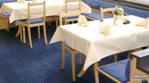 In Restaurants vermittelt der Teppich eine heimelige Atmosphäre und schluckt ausserdem Geräusche