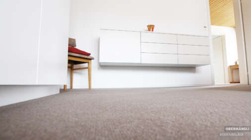 Im Schlafzimmer ist Teppich sehr beliebt, er fühlt sich warm an, wenn man z.B. barfuss aus dem Bett steigt