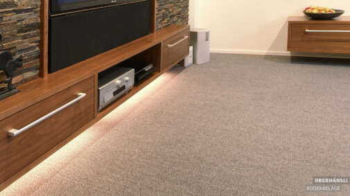 Teppich ist angenehm fusswarm und wirkt sich gut auf die Raumakustik aus, perfekt für das Wohnzimmer.