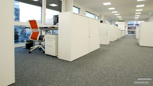 In Büroräumlichkeiten ist Teppich beliebt, er verleiht eine wärmere Atmosphäre und ist trittschalldämmend